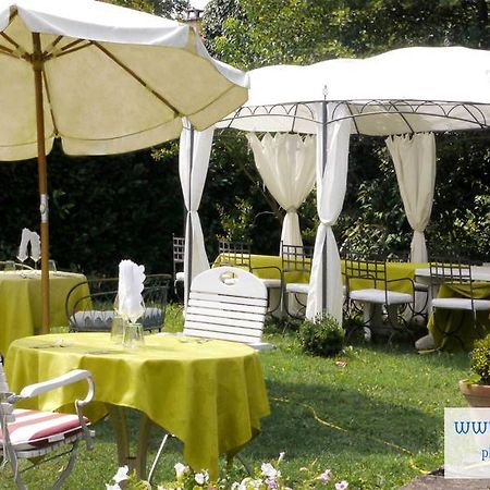 Hotel De La Grotte Монтиньяк Экстерьер фото