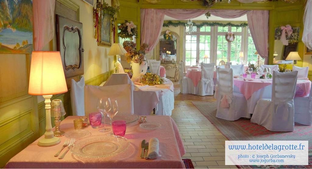 Hotel De La Grotte Монтиньяк Экстерьер фото