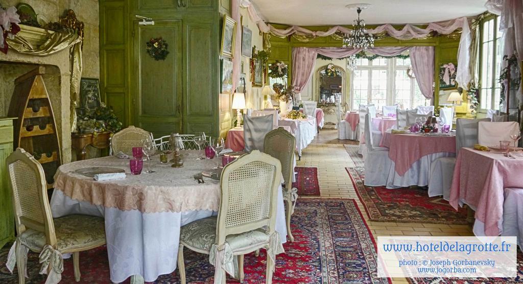 Hotel De La Grotte Монтиньяк Экстерьер фото