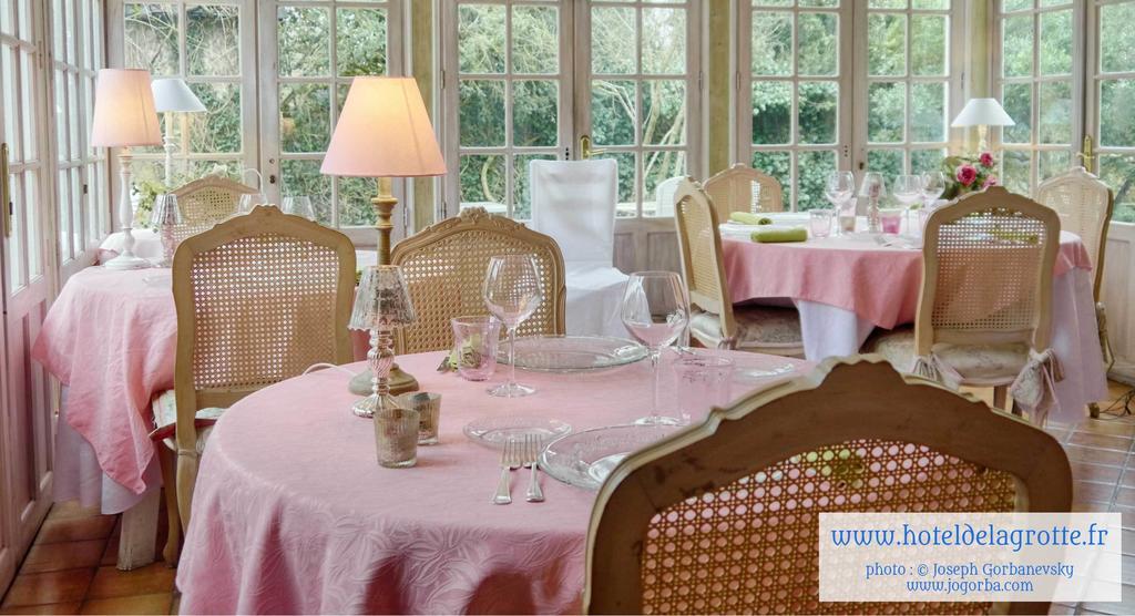 Hotel De La Grotte Монтиньяк Экстерьер фото