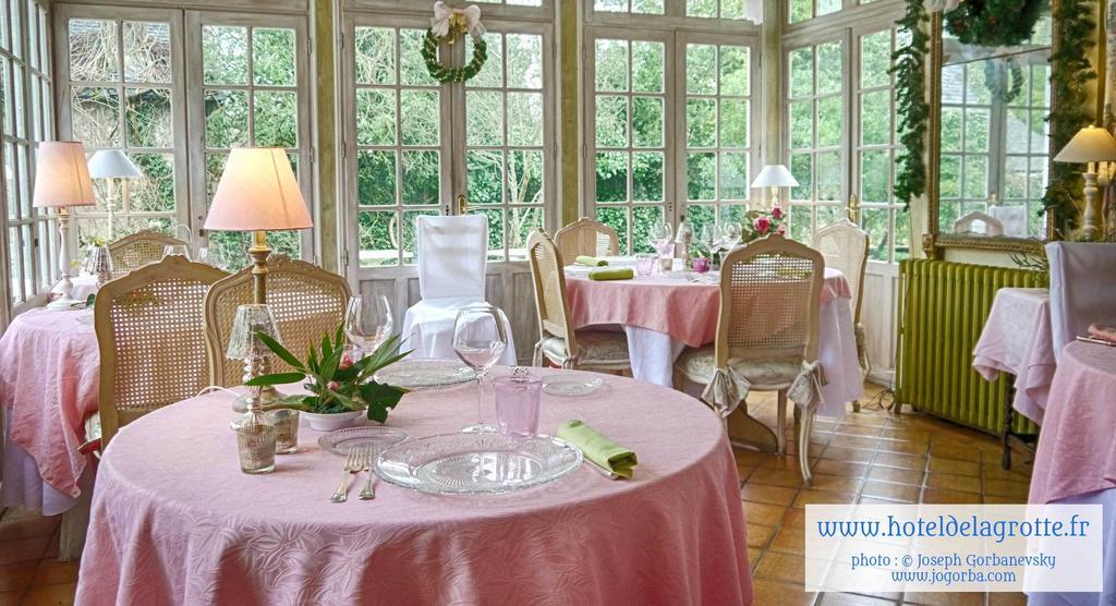 Hotel De La Grotte Монтиньяк Экстерьер фото