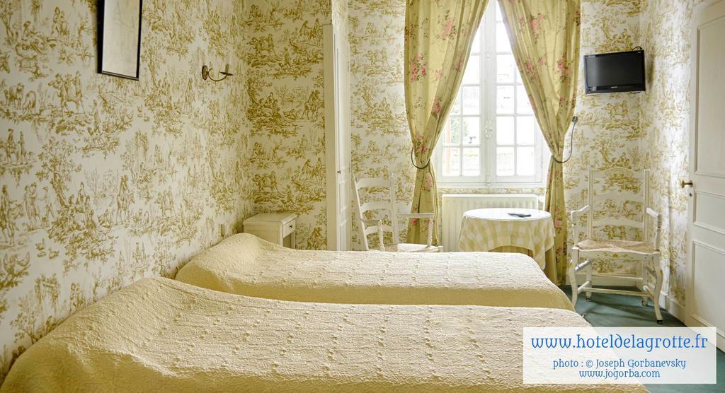 Hotel De La Grotte Монтиньяк Номер фото