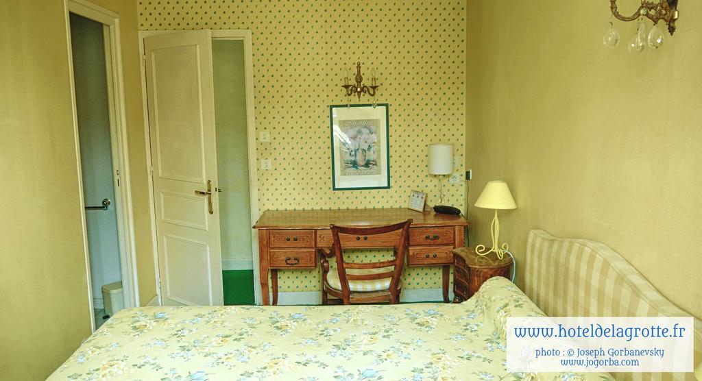 Hotel De La Grotte Монтиньяк Экстерьер фото