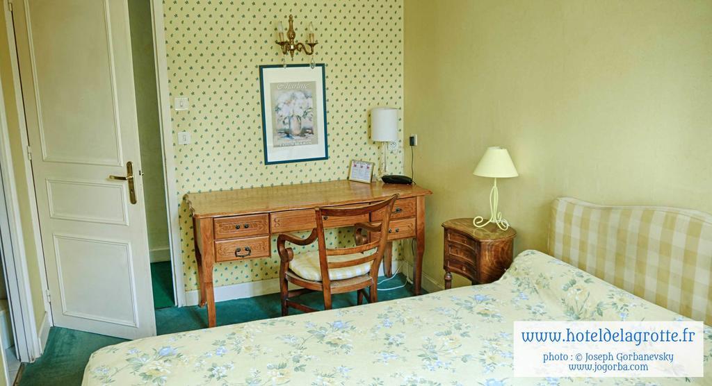 Hotel De La Grotte Монтиньяк Экстерьер фото