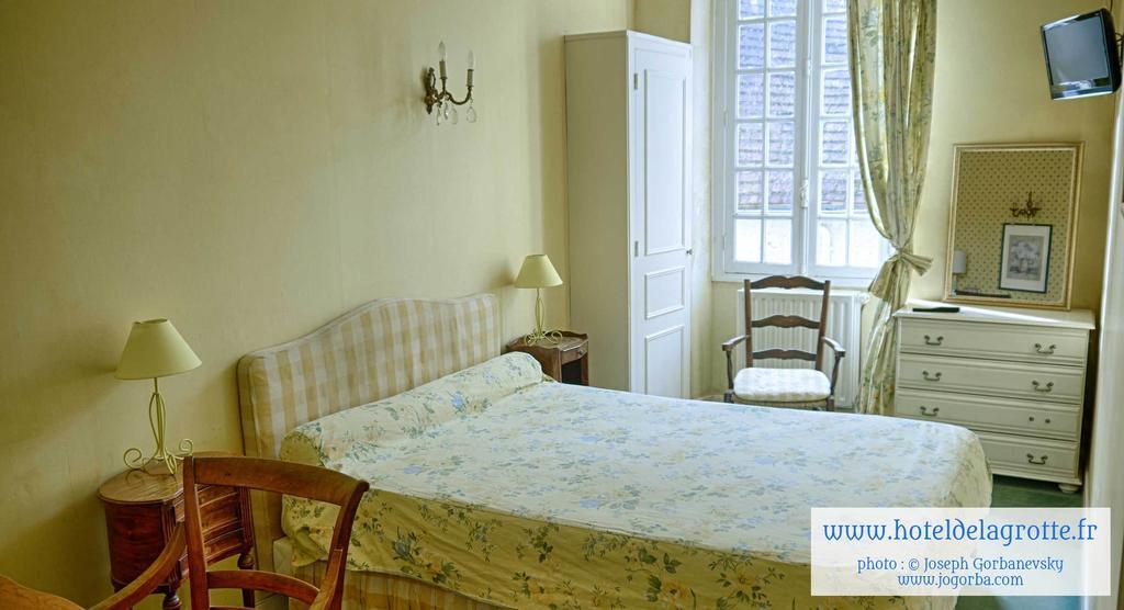 Hotel De La Grotte Монтиньяк Экстерьер фото