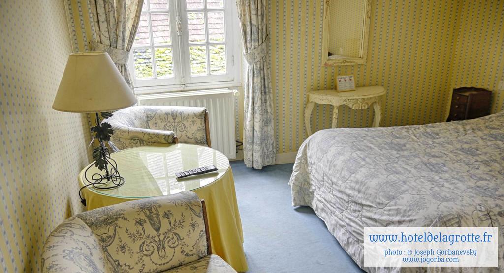 Hotel De La Grotte Монтиньяк Экстерьер фото
