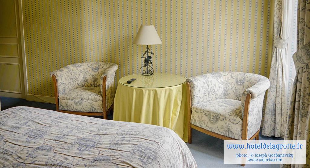 Hotel De La Grotte Монтиньяк Экстерьер фото